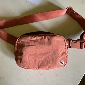 Lululemon Everywhere belt bag RARE sienna color!!!